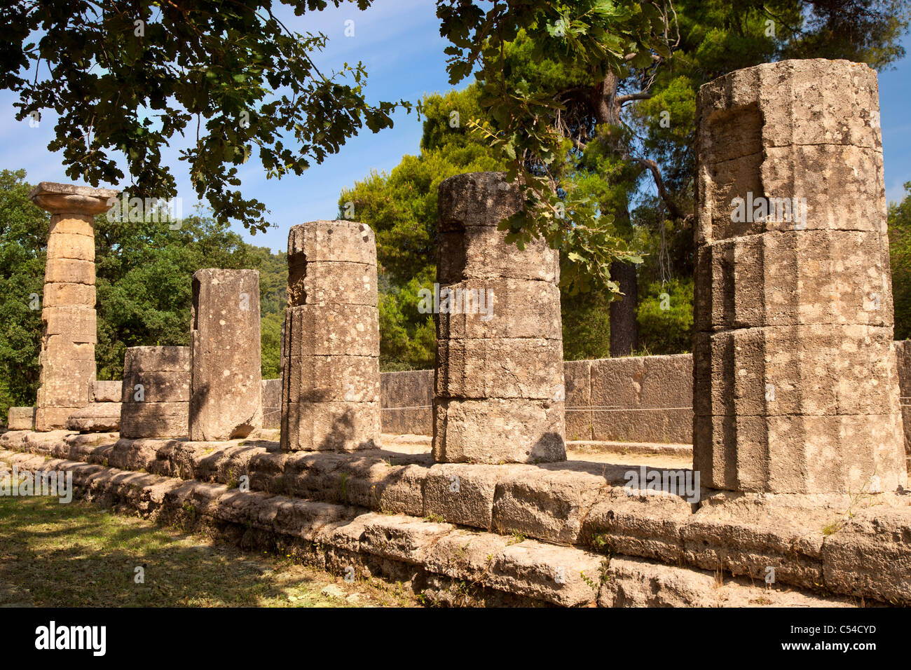 Las columnas del antiguo templo de Hera en Olimpia, Grecia - hogar de los Juegos Olímpicos originales, empezando en el año 776 A.C. Foto de stock
