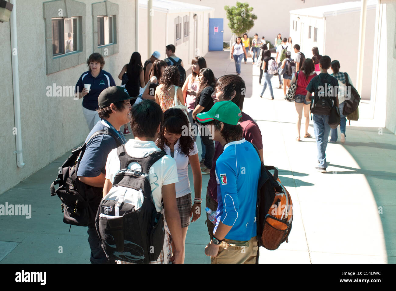 Los estudiantes de secundaria durante el cambio de clase en el pasillo exterior en El Paso, Texas high school Foto de stock