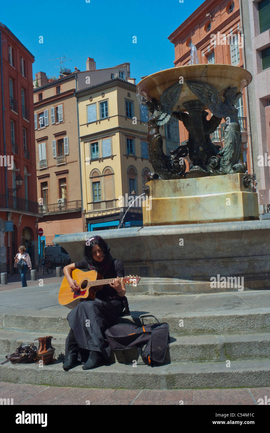 Toulouse, Francia, el francés adolescentes colgando fuera, tocar la guitarra,  en el centro de la ciudad, la Plaza de la ciudad Fotografía de stock - Alamy