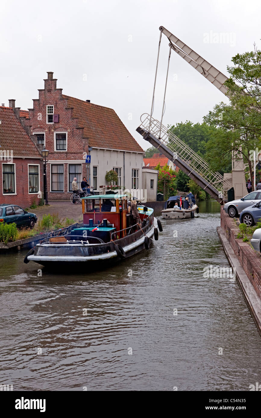 Barco holandés pasando bajo dibujar-puente en Edam Foto de stock