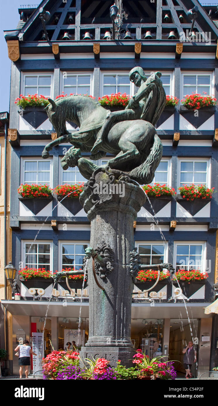 Fuente histórica en la plaza del mercado, santo San Martín, patrón de la ciudad, Cochem, Mosela, río Mosel, Renania-Palatinado, Alemania, Europa Foto de stock