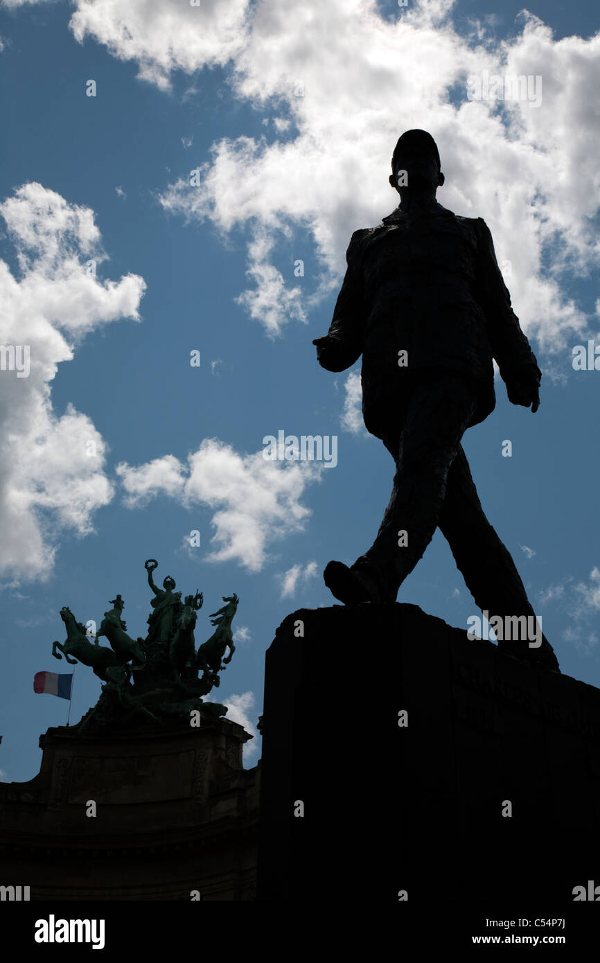 París - La estatua de Charles de Gaulle por el Grand Palais Foto de stock