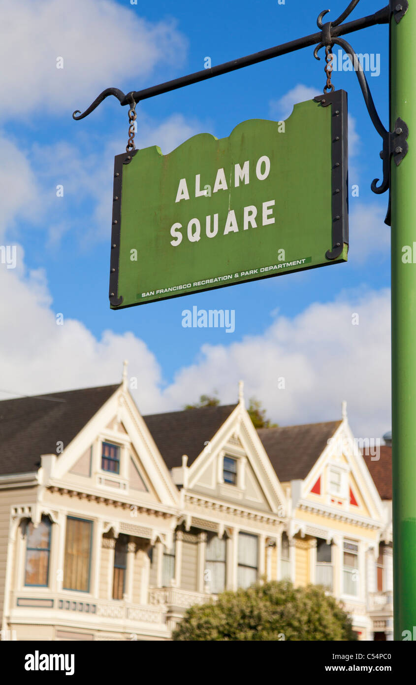 San Francisco, el famoso "Damas Pintadas" bien mantiene viejas casas victorianas en Alamo Square California EE.UU. Foto de stock