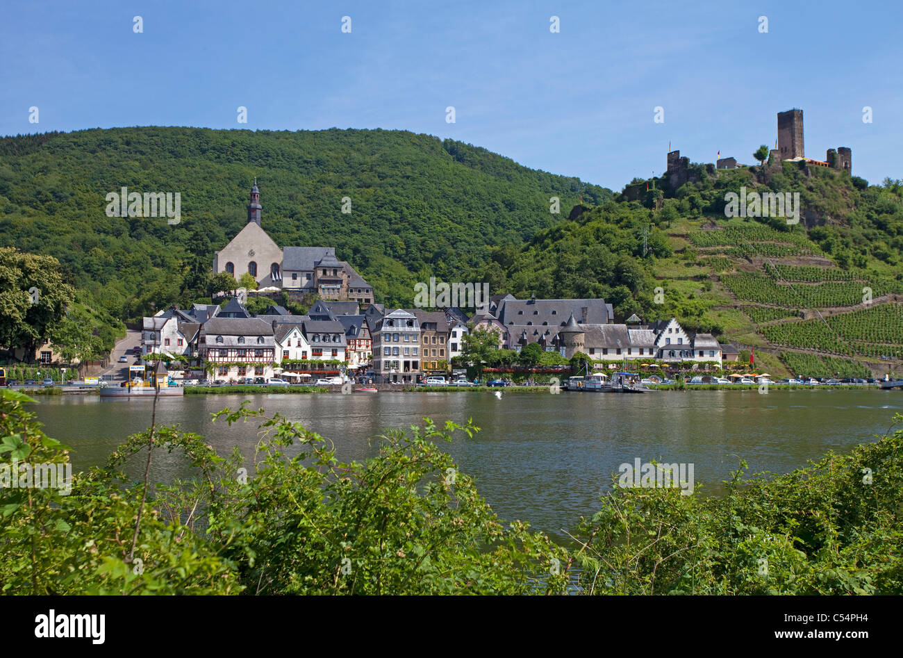 El pueblo Beilstein, lado derecho de la fortaleza ruinas Metternich, río Mosel, Mosela, Renania-Palatinado, Alemania, Europa Foto de stock