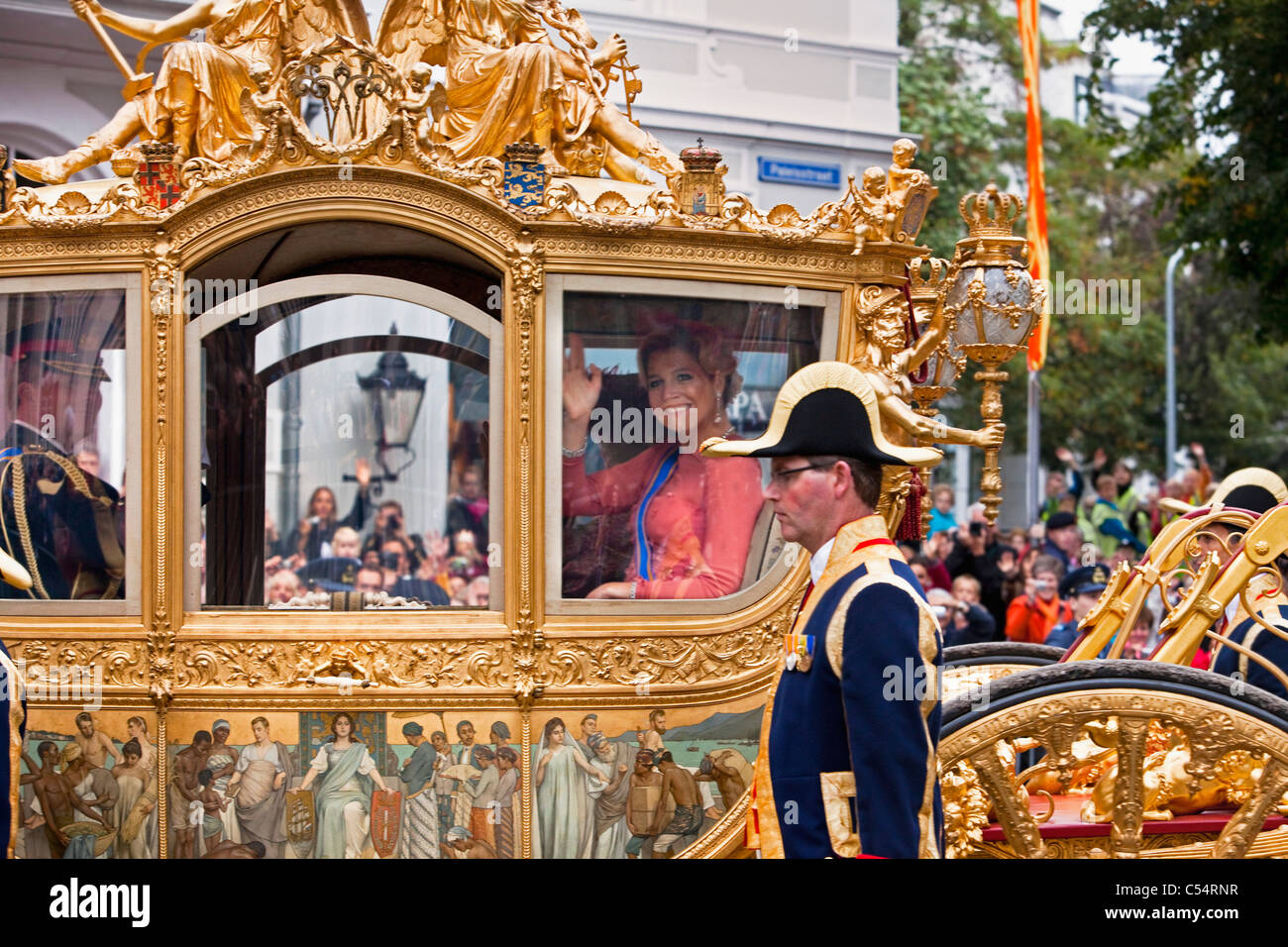 Los Países Bajos, La Haya, el tercer martes de septiembre, Prinsjesdag. La Princesa Máxima y el Príncipe Willem Alexander en Golden Coach. Foto de stock
