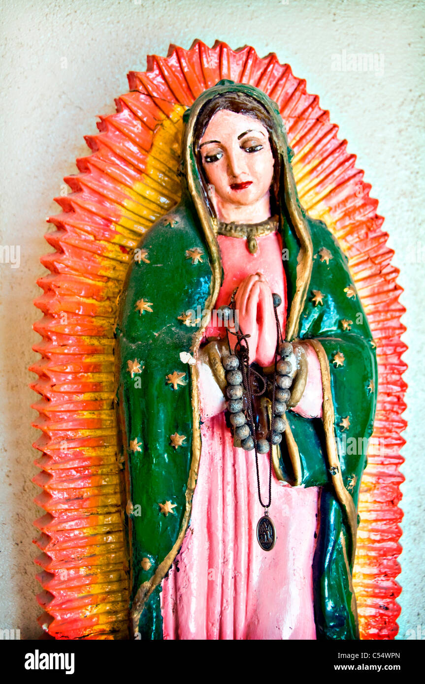 La estatua de la Virgen de Guadalupe en una catedral, la Catedral de