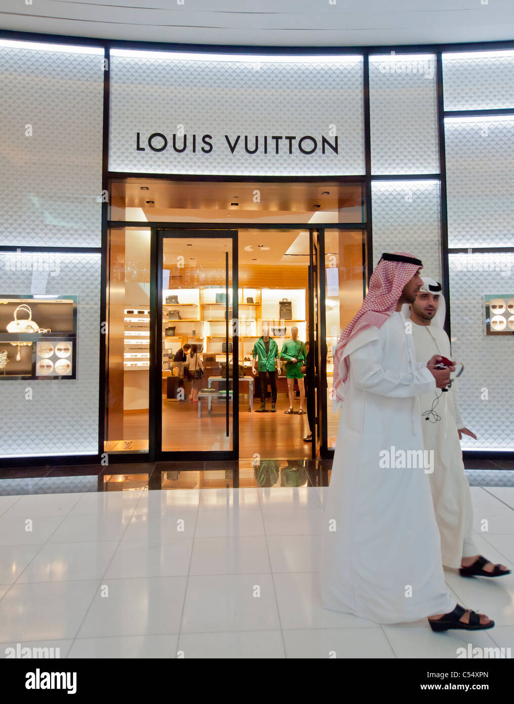 Almacén de Louis Vuitton en Dubai Mall en Dubai, Emiratos Arabes Unidos UAE  Fotografía de stock - Alamy