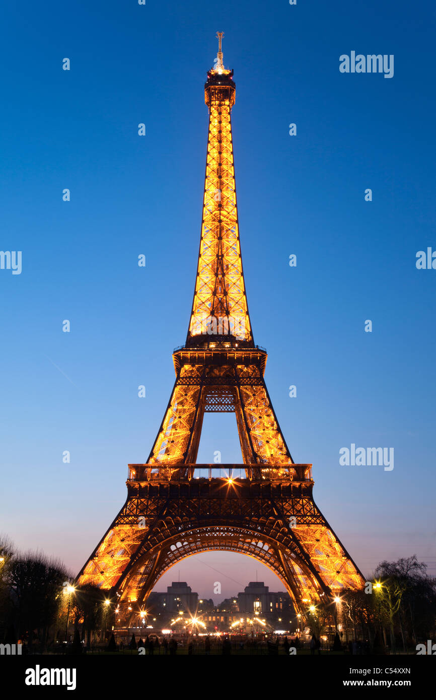 Torre Eiffel intensamente iluminada al atardecer en París. Foto de stock