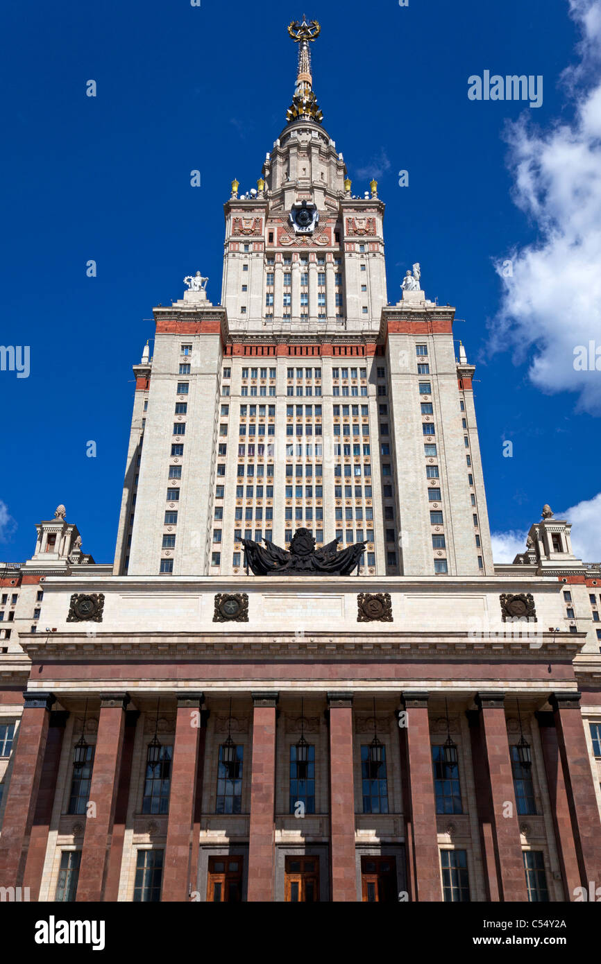 El edificio principal de la Universidad Estatal de Moscú, la fachada oeste. Moscú, Rusia. Foto de stock