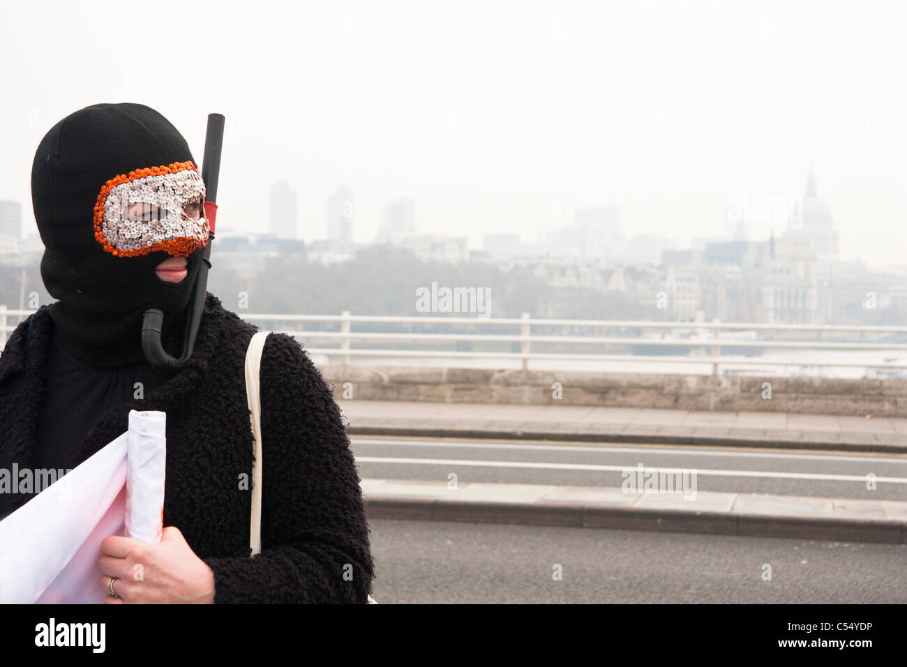 Manifestante contra cortes con máscara Foto de stock