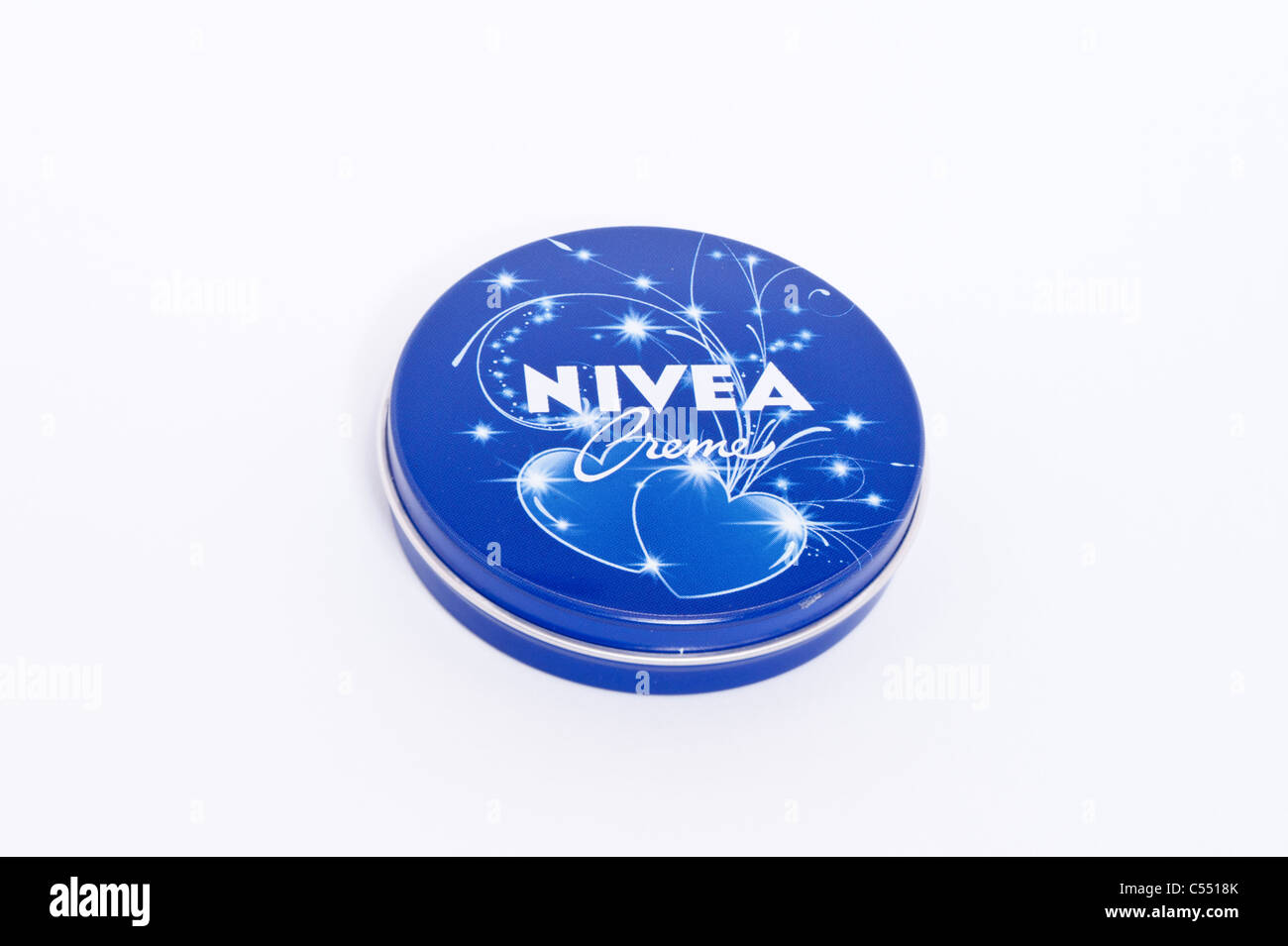 Crema Nivea Lata Azul Para Las Arrugas Nivea cream fotografías e imágenes de alta resolución - Alamy