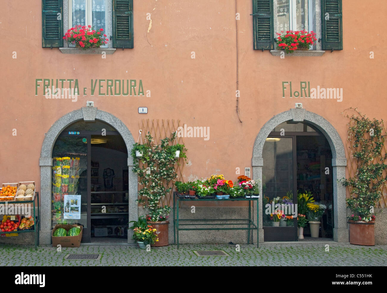 Frutas y Hortalizas y tiendas de flores, Crone, Idro, Italia Foto de stock