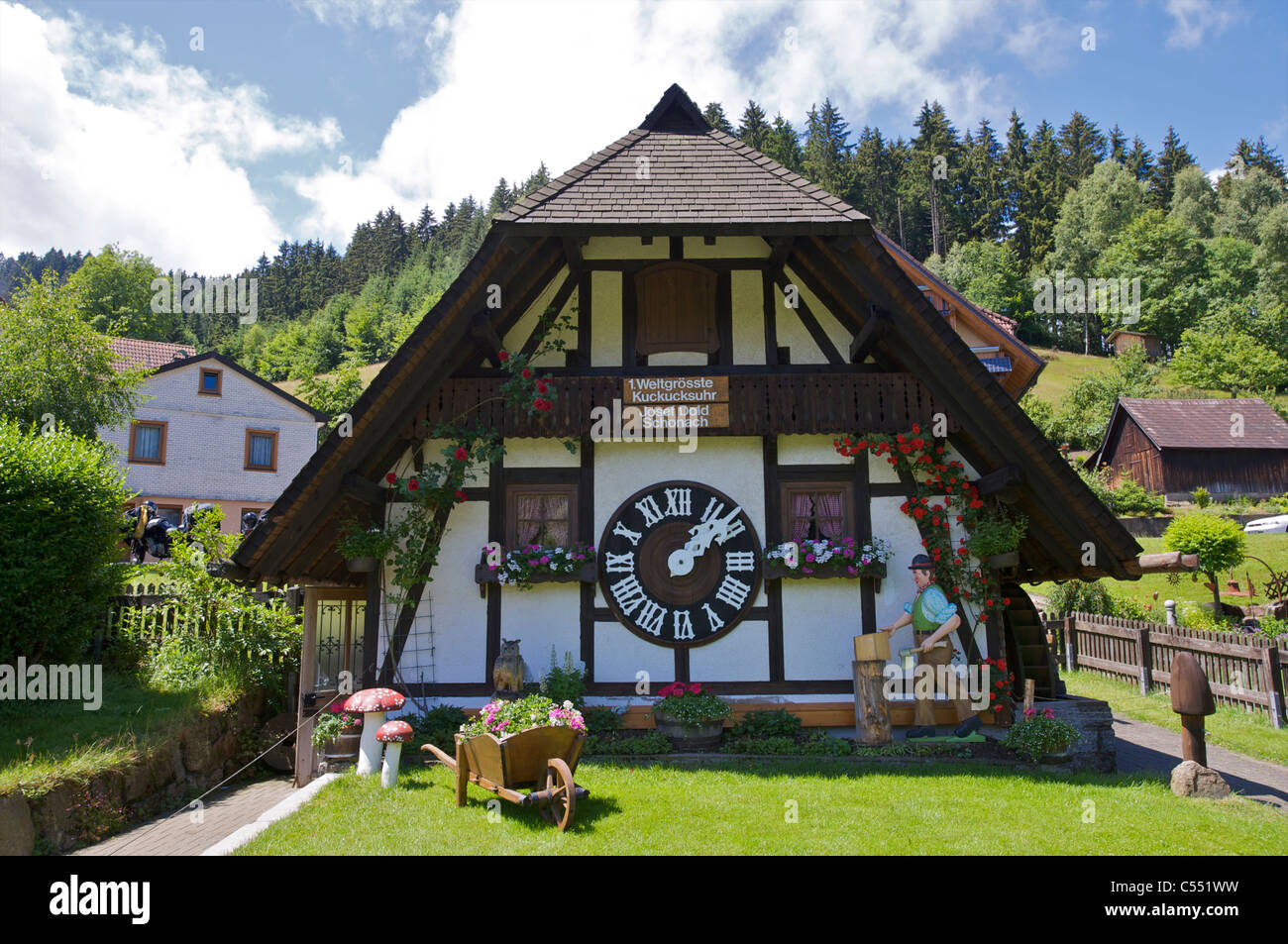 Compulsión Bisagra Hueco El reloj de cuco más grande del mundo, Schonach en el Schwarzwald,  Baden-Wurttemberg, Alemania Fotografía de stock - Alamy