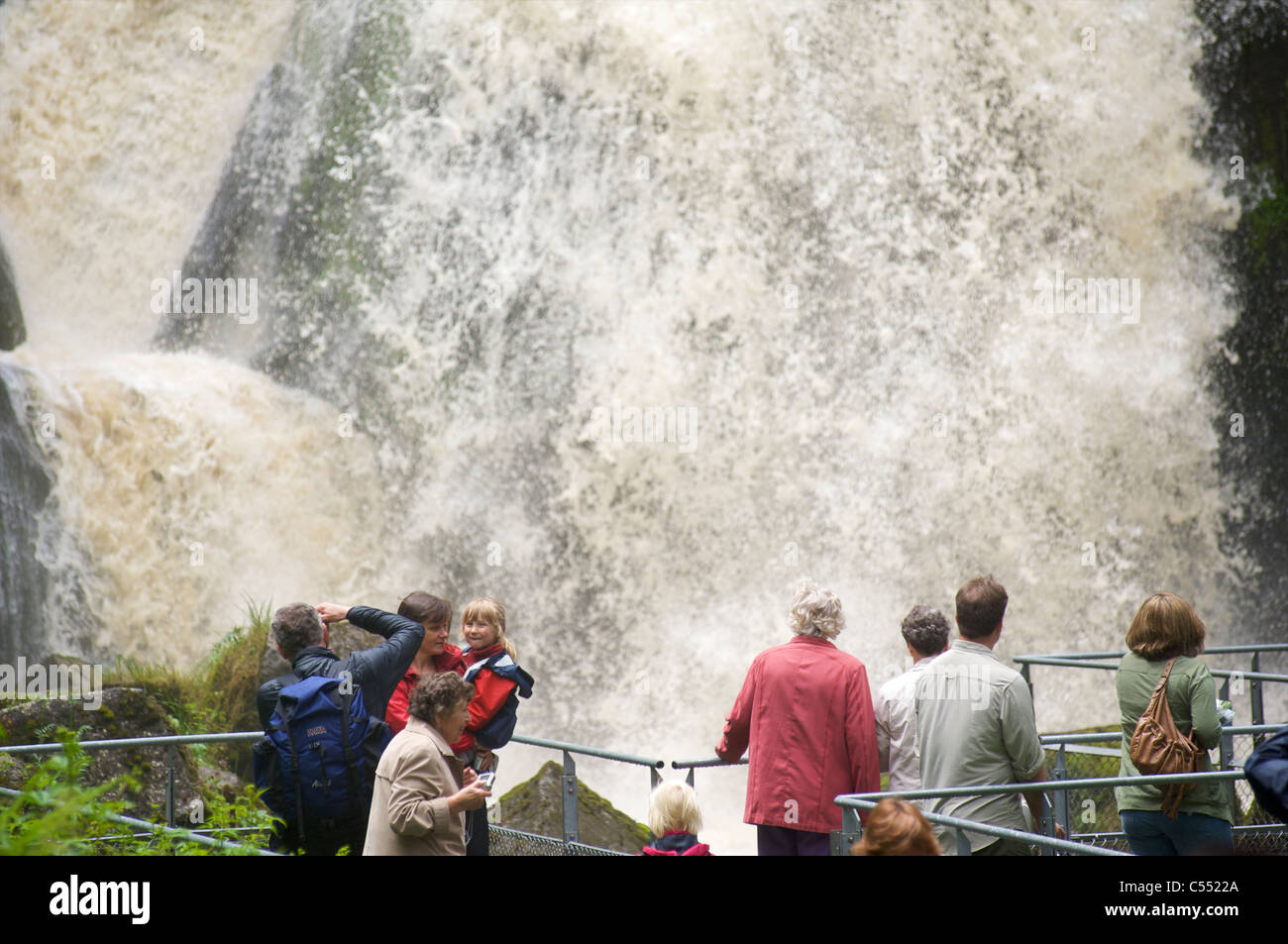 Las personas que visitan la cascada más alta de Alemania en Triberg, Selva Negra, Baden-Wurttemberg Foto de stock