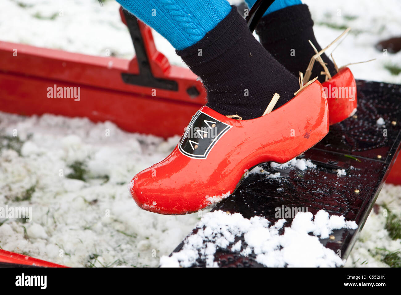 Zapatos de madera para la nieve fotografías e imágenes de alta resolución -  Alamy