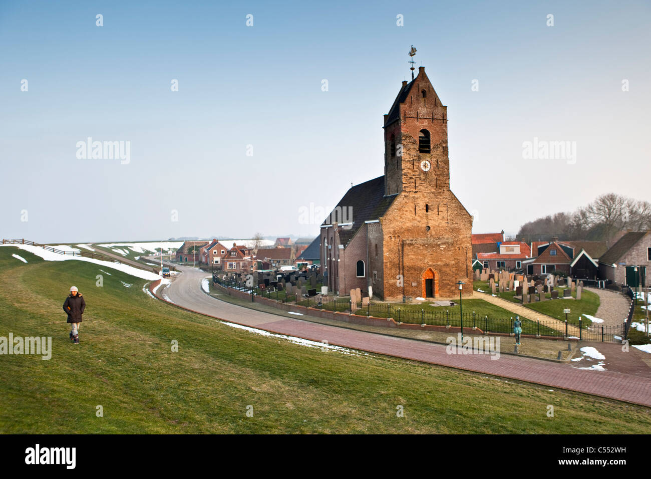 Los Países Bajos, Wierum, Iglesia cercana al dique. El invierno. Foto de stock
