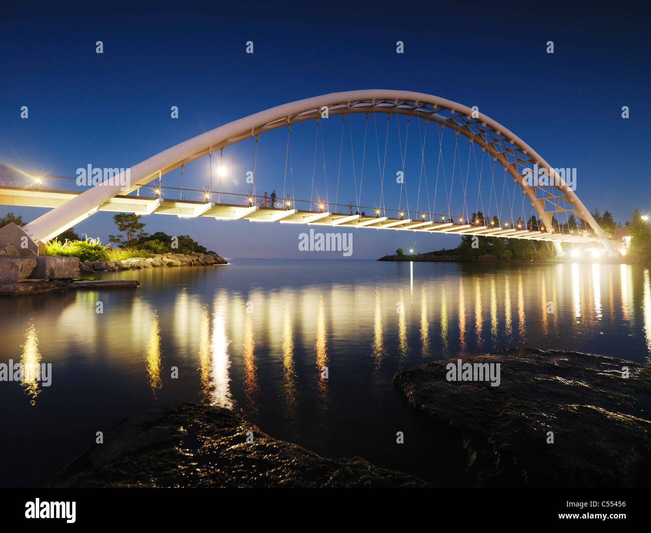 El Humber River puente de arco en Toronto por la noche, también conocido como el Humber Bay Puente de arco o la Pasarela Puente. Toronto, Canadá Foto de stock