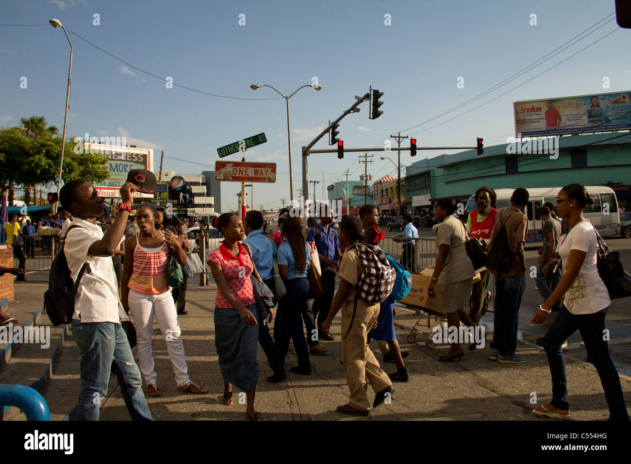 La gente en las calles de Kingston en Jamaica Fotografía de stock Alamy