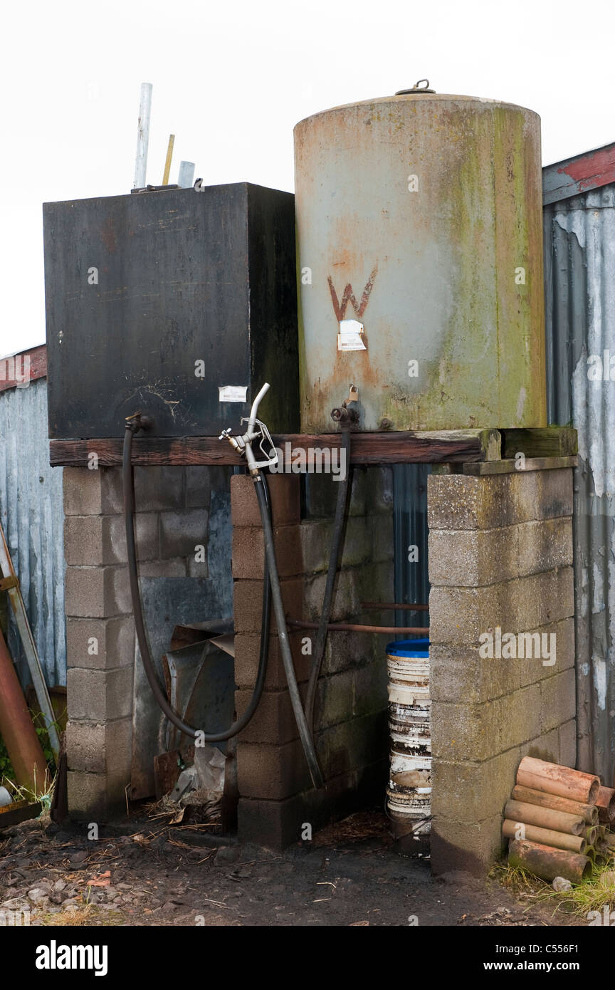 Tanques de almacenamiento de combustible diesel en la granja Fotografía de  stock - Alamy