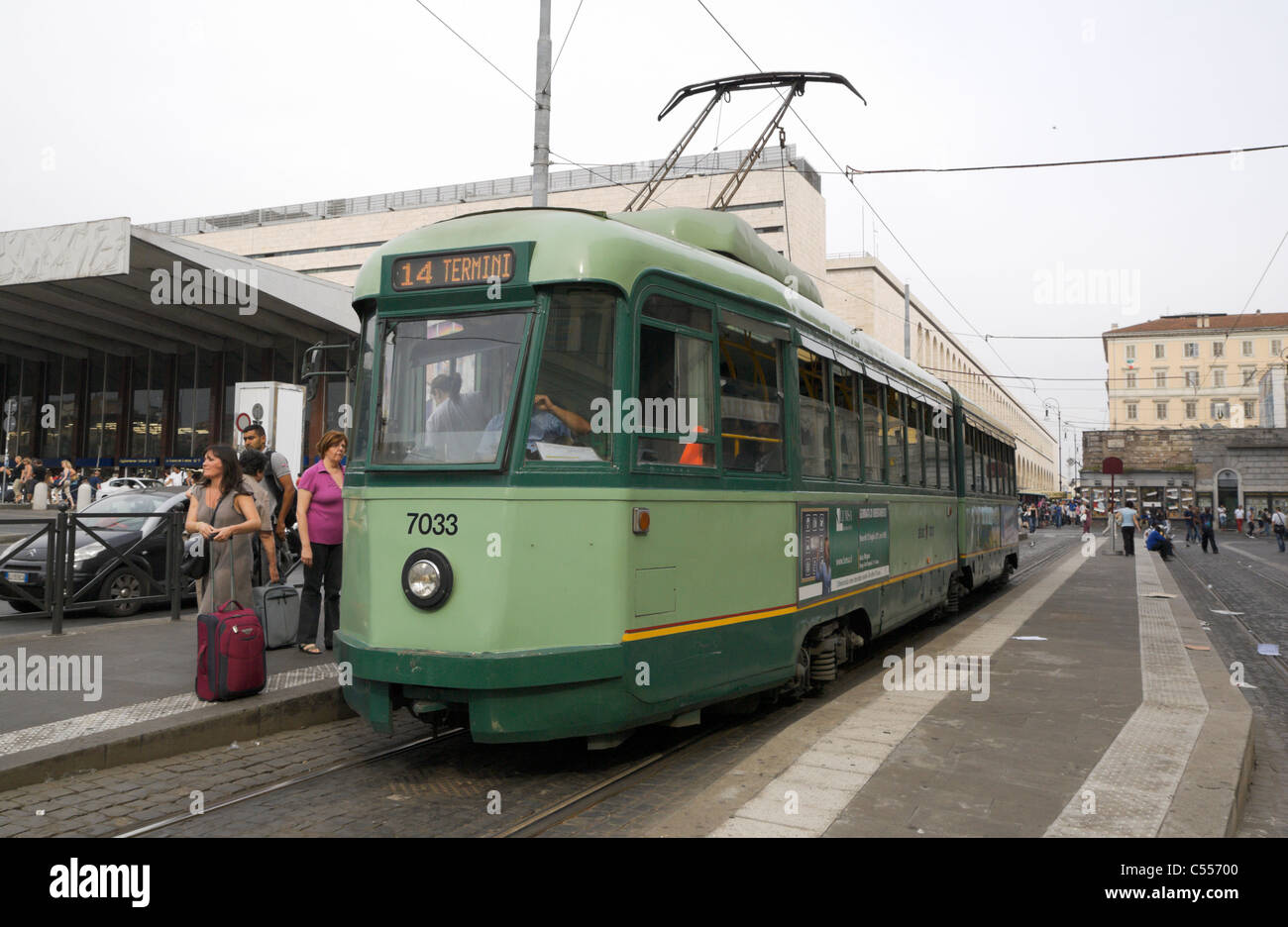 El tranvía número 14 fuera de la estación de Termini en Roma Foto de stock