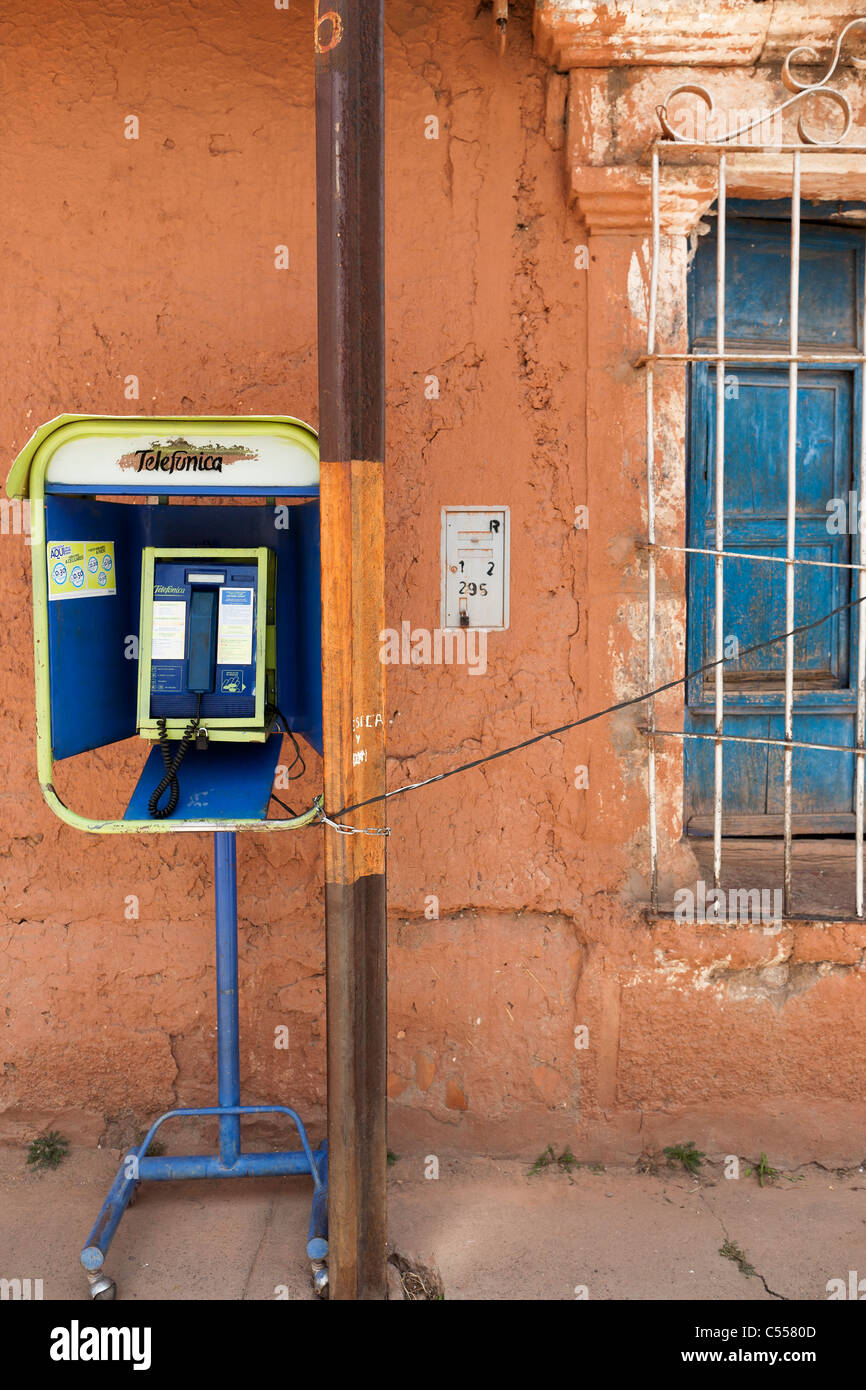 Un teléfono público de pago propiedad de Telefónica en la ciudad rural de Lampa, cerca de Juliaca y Puno Foto de stock