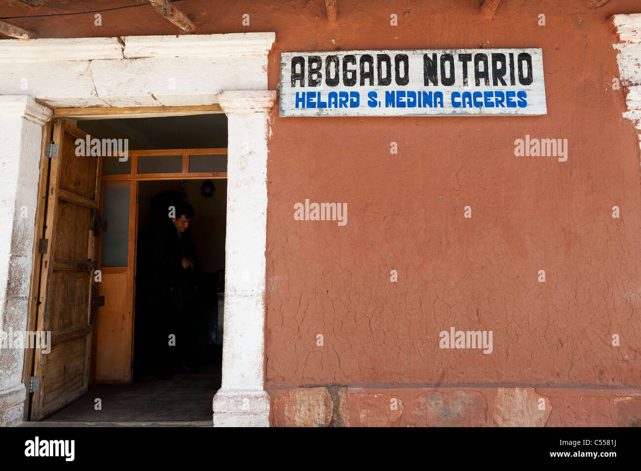 Una oficina de abogados en la pequeña ciudad de Lampa. Lampa es cerca de Puno y Juliaca, en los Andes Peruanos Foto de stock