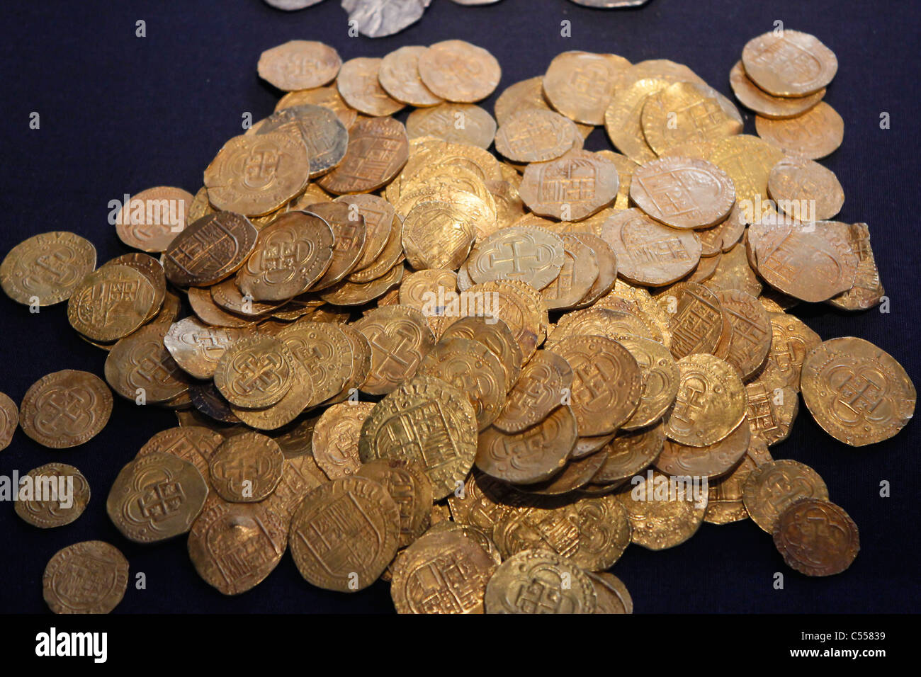 Monedas de oro de los restos del naufragio de la Armada Española galeón La Girona, ahora en el Museo de Ulster, Belfast, Reino Unido Foto de stock