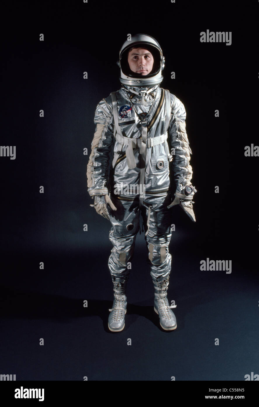 Retrato de hombres vestidos de traje espacial astronauta Fotografía de  stock - Alamy
