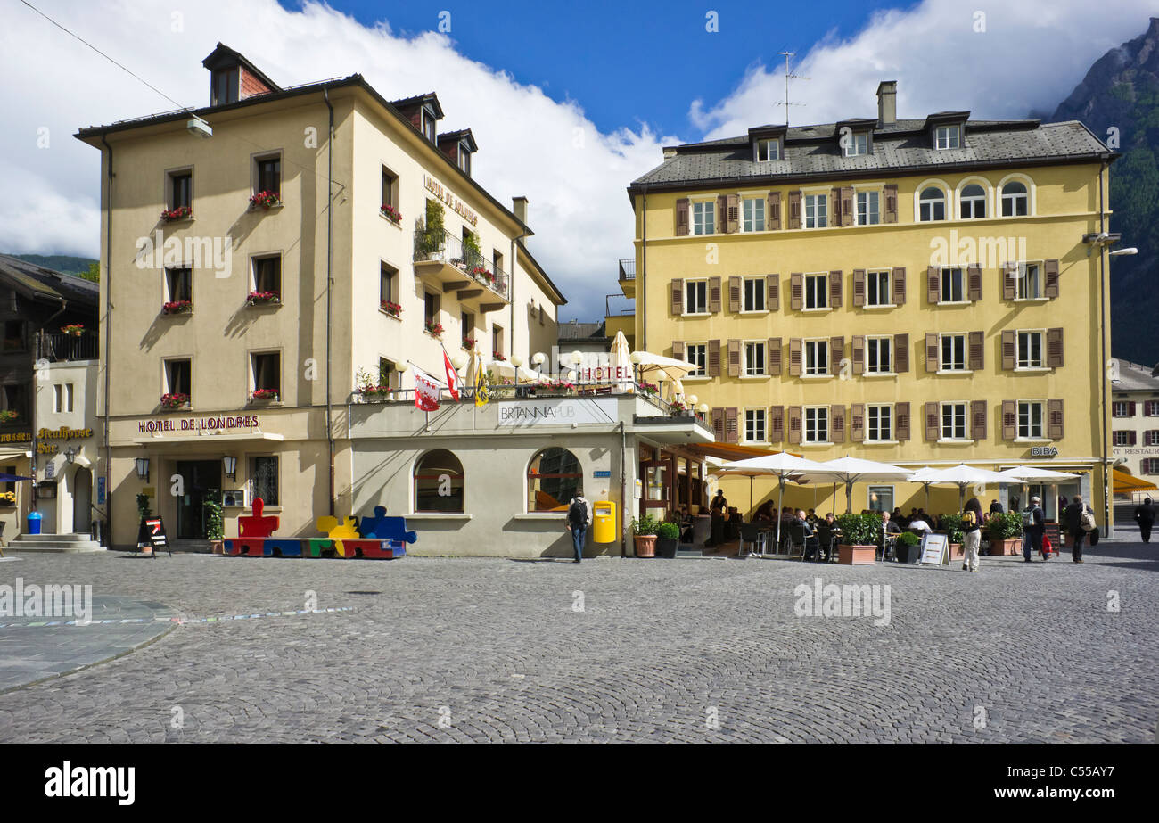 Stadtplatz en el centro de la ciudad de Brig en Suiza con el Hotel de Londres y de Britannia Pub Foto de stock
