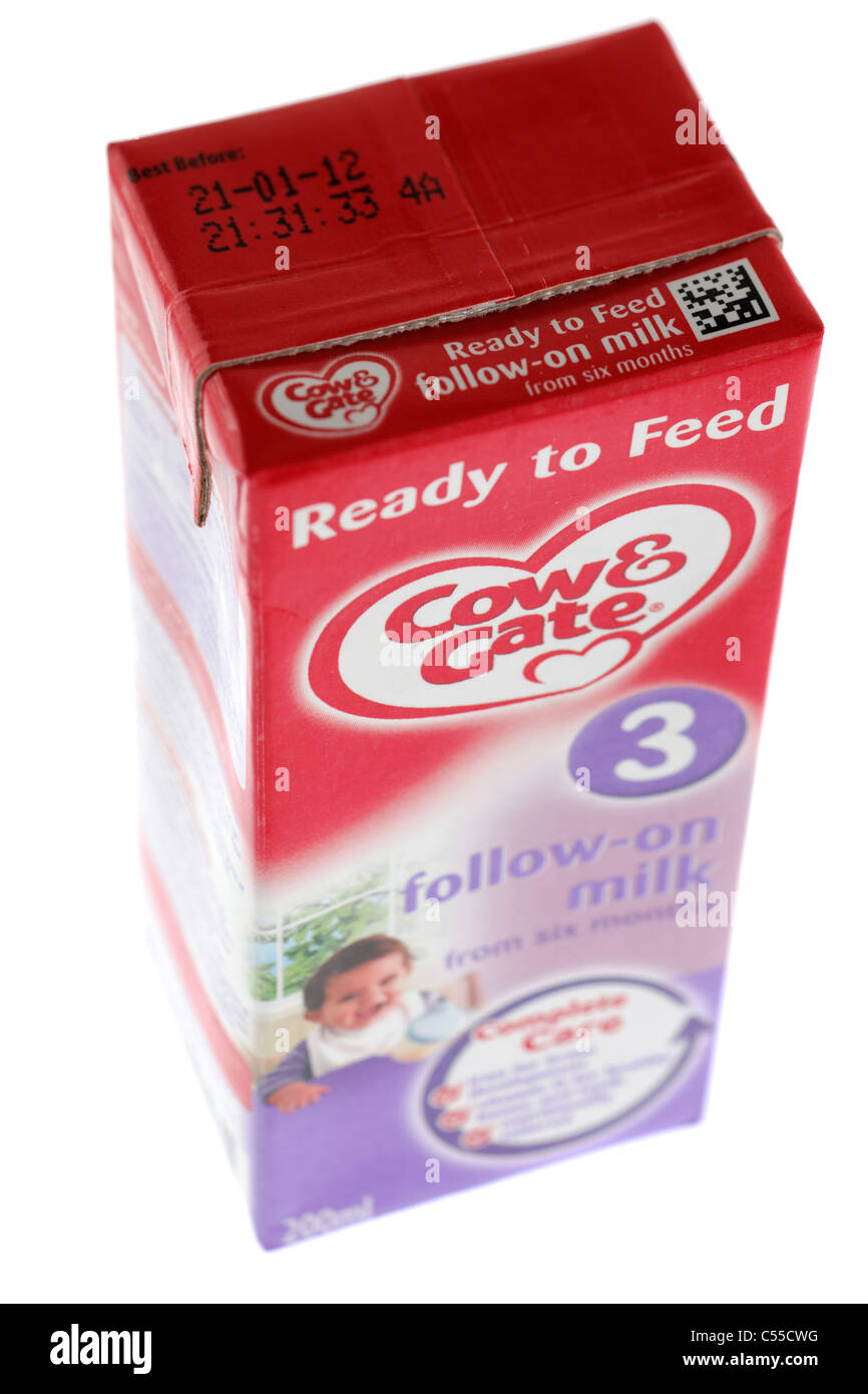 Cartón de Cow & Gate leche para bebés listos para alimentar 3 siga en leche  de seis meses Fotografía de stock - Alamy