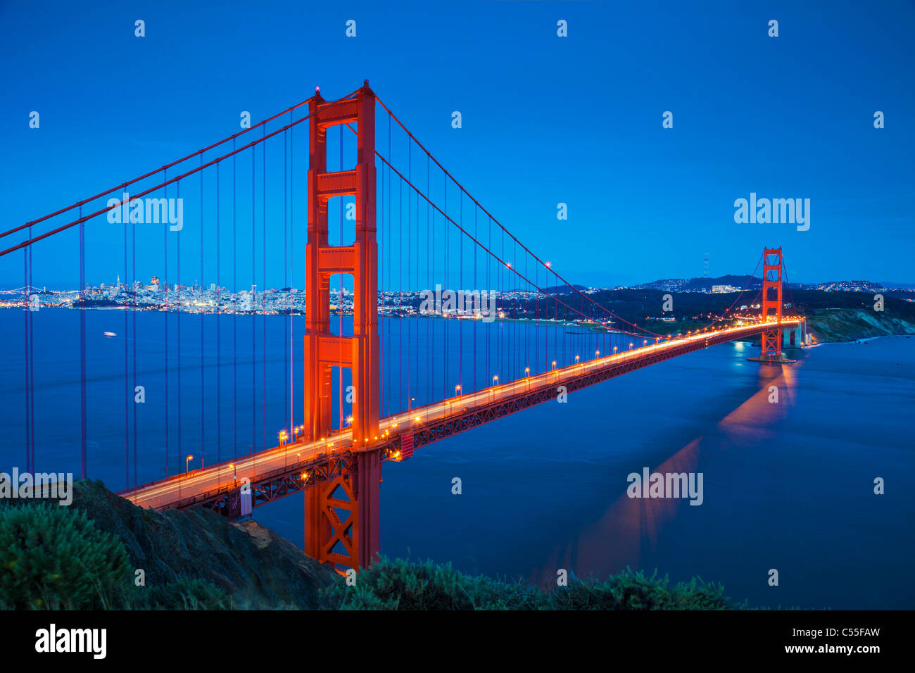 San Francisco el Golden Gate Bridge traffic estelas de luz en el puente con el condado de Marin Ciudad de San Francisco, California, EE.UU. Foto de stock