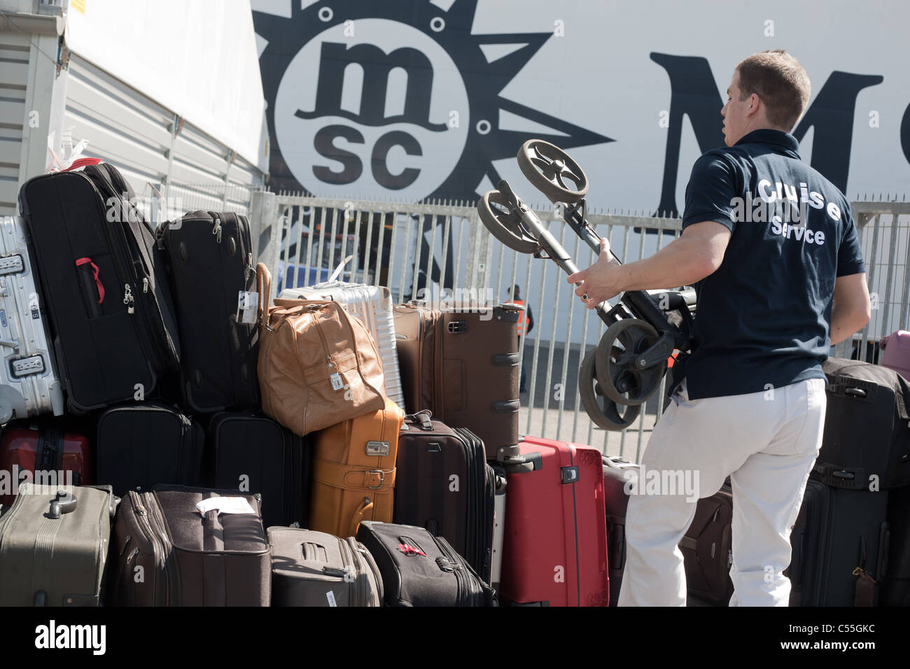 Un trabajador de la línea de cruceros MSC Orchestra está preparando el  equipaje de pasajeros para ser llevados a la nave Fotografía de stock -  Alamy