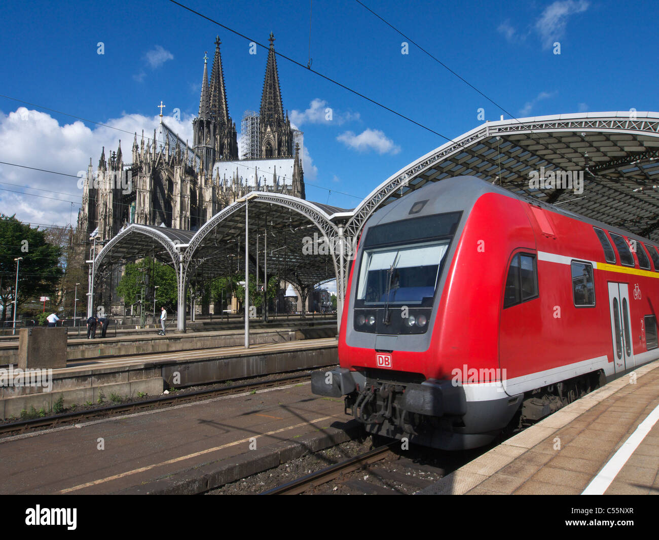 Colonia o a la estación principal de tren Hauptbahnhof con la histórica catedral o Dom a Alemania trasero Foto de stock