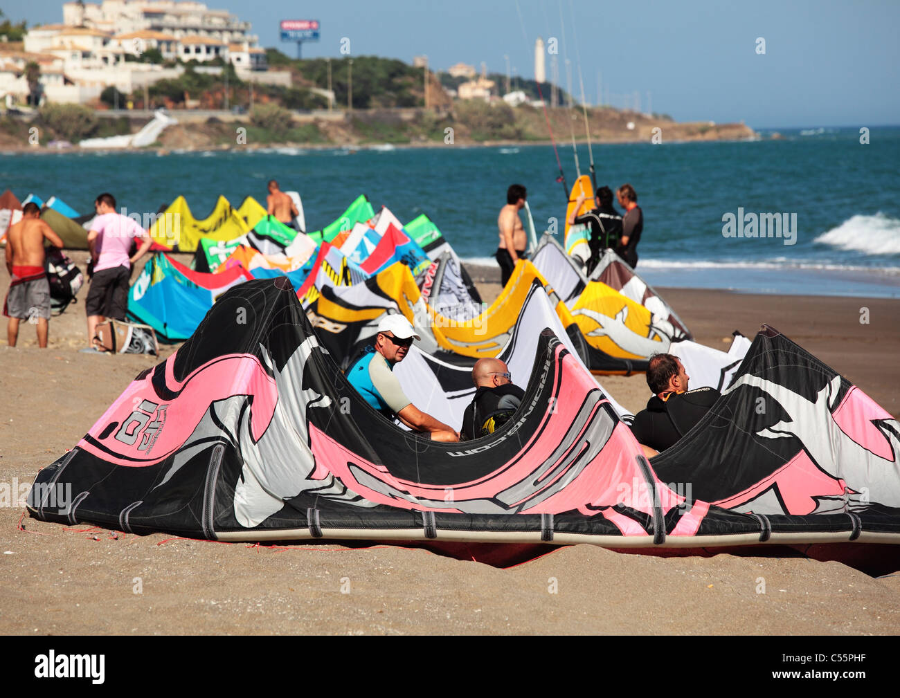 Kite surf relajándose en una playa entre tiempos de surf Foto de stock