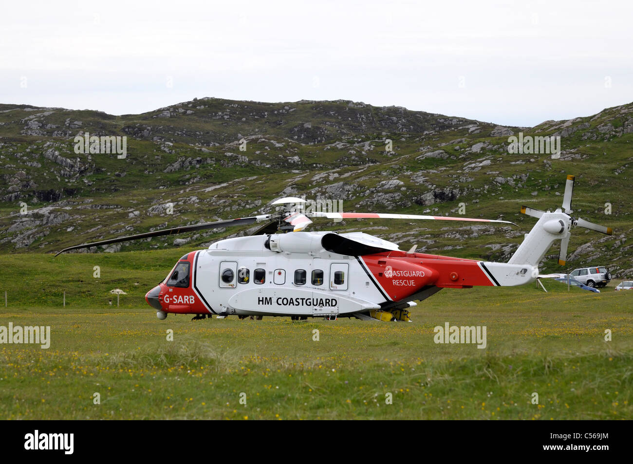 Guardacostas basado en Stornoway helicóptero aterrizó en un campo Foto de stock