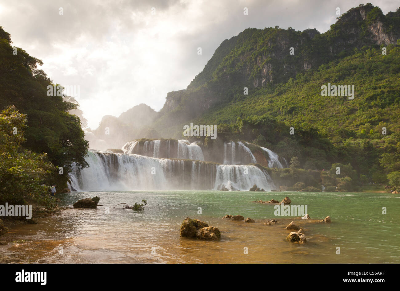 Ban Gioc Banyue o cascada en el norte y el sur de la frontera chino vietnamita, un popular lugar turístico Foto de stock