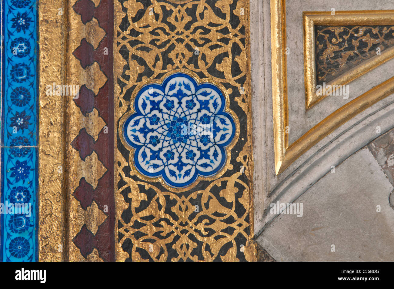 Azulejos de Iznik sobre la puerta de la habitación de la Circuncisión, el Palacio de Topkapi, Estambul, Turquía Foto de stock