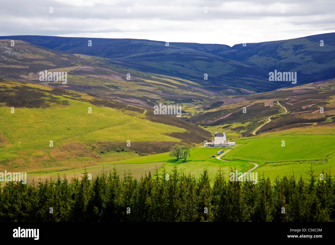 Un paisaje de montaña mirando por encima de Corgarff Castle, desde la colina de Altargue, aberdeenshire, Escocia, Reino Unido. Foto de stock