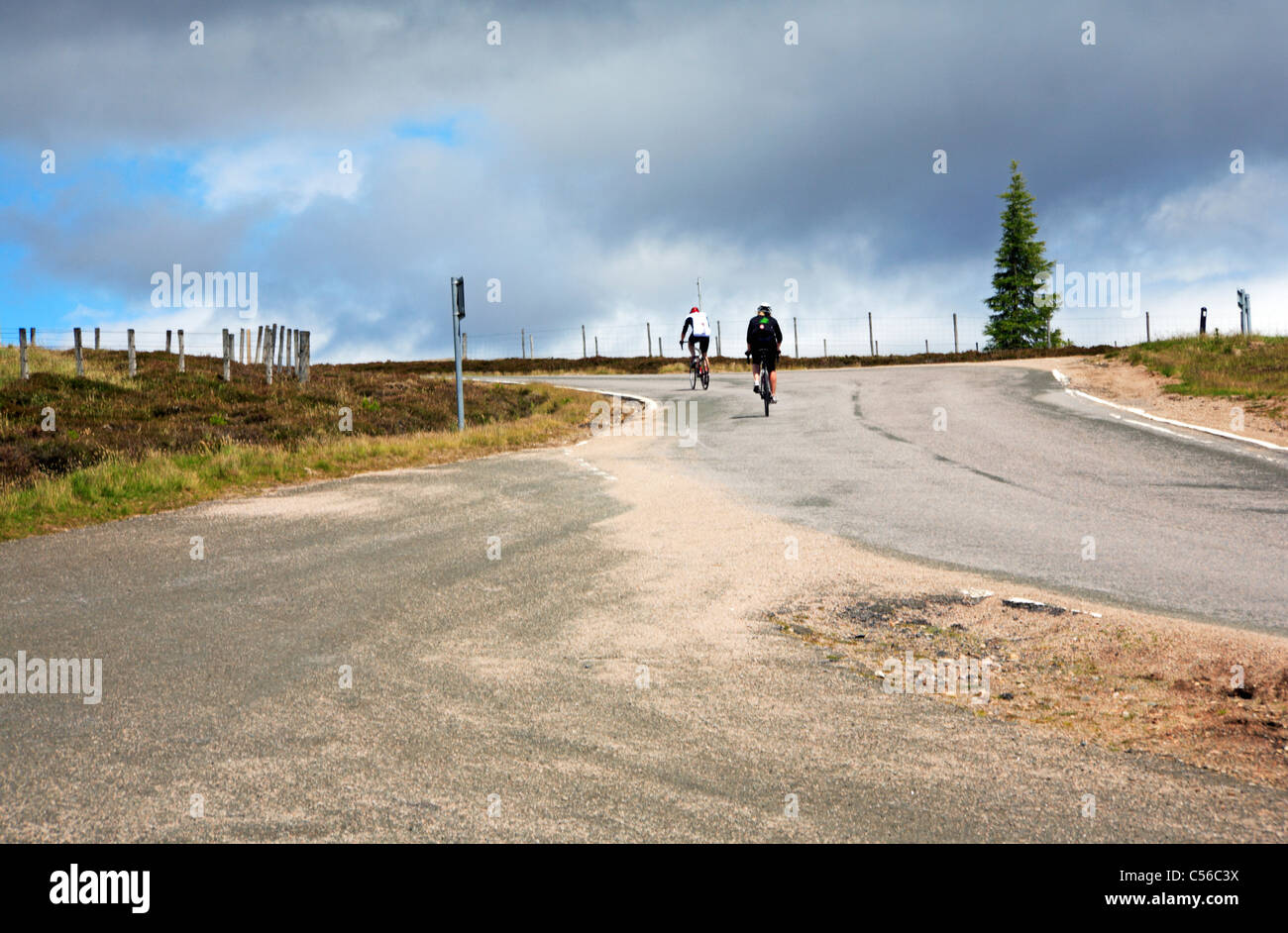 Los ciclistas subiendo la colina de Altargue en la carretera A939 hacia el norte hacia Tomintoul, Escocia, Reino Unido. Foto de stock