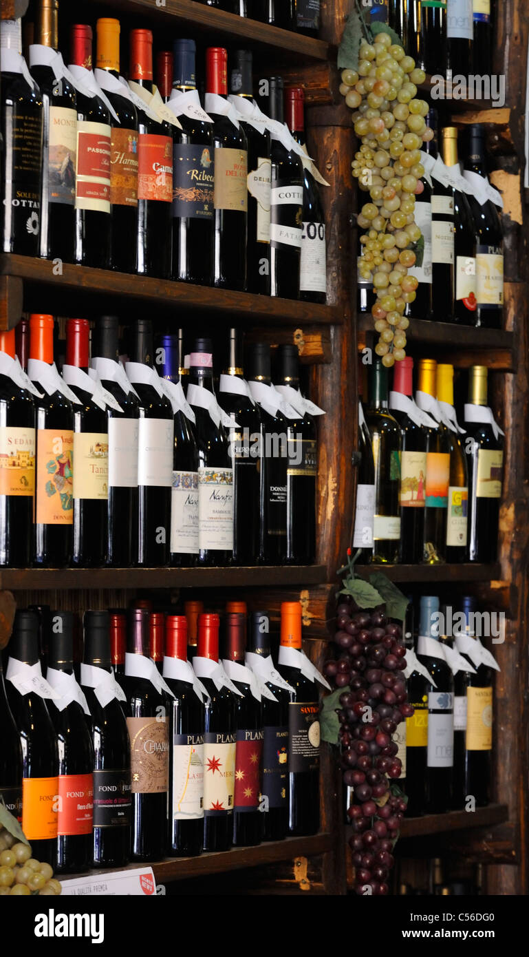 Una enoteca, mercaderes de vino, vino tinto siciliano mostrar en Via  Vittorio Emanuale en Palermo Fotografía de stock - Alamy