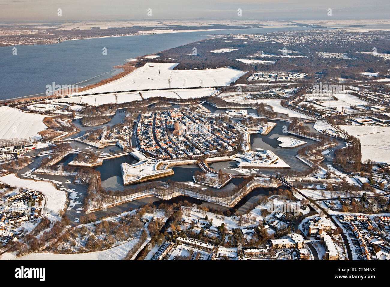 Los Países Bajos, en forma de estrella fortificada ciudad de Naarden. Antena. La nieve. Foto de stock