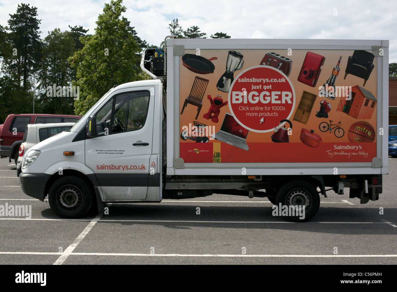 Sainsburys entrega van con anuncio más productos en aparcamiento Foto de stock