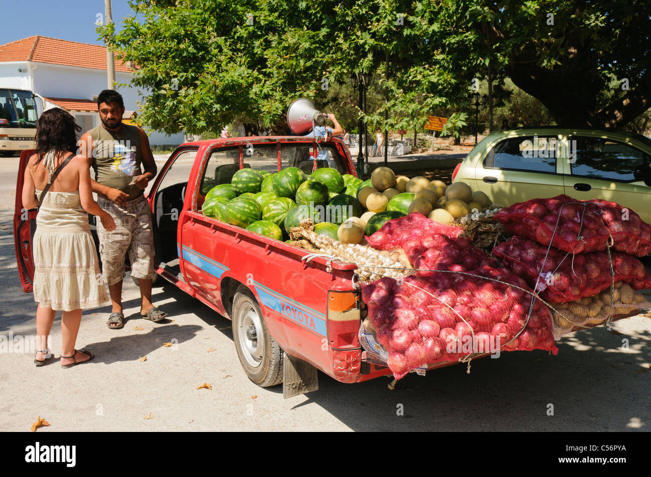 Camión de frutas y verduras ambulante fotografías e imágenes de alta