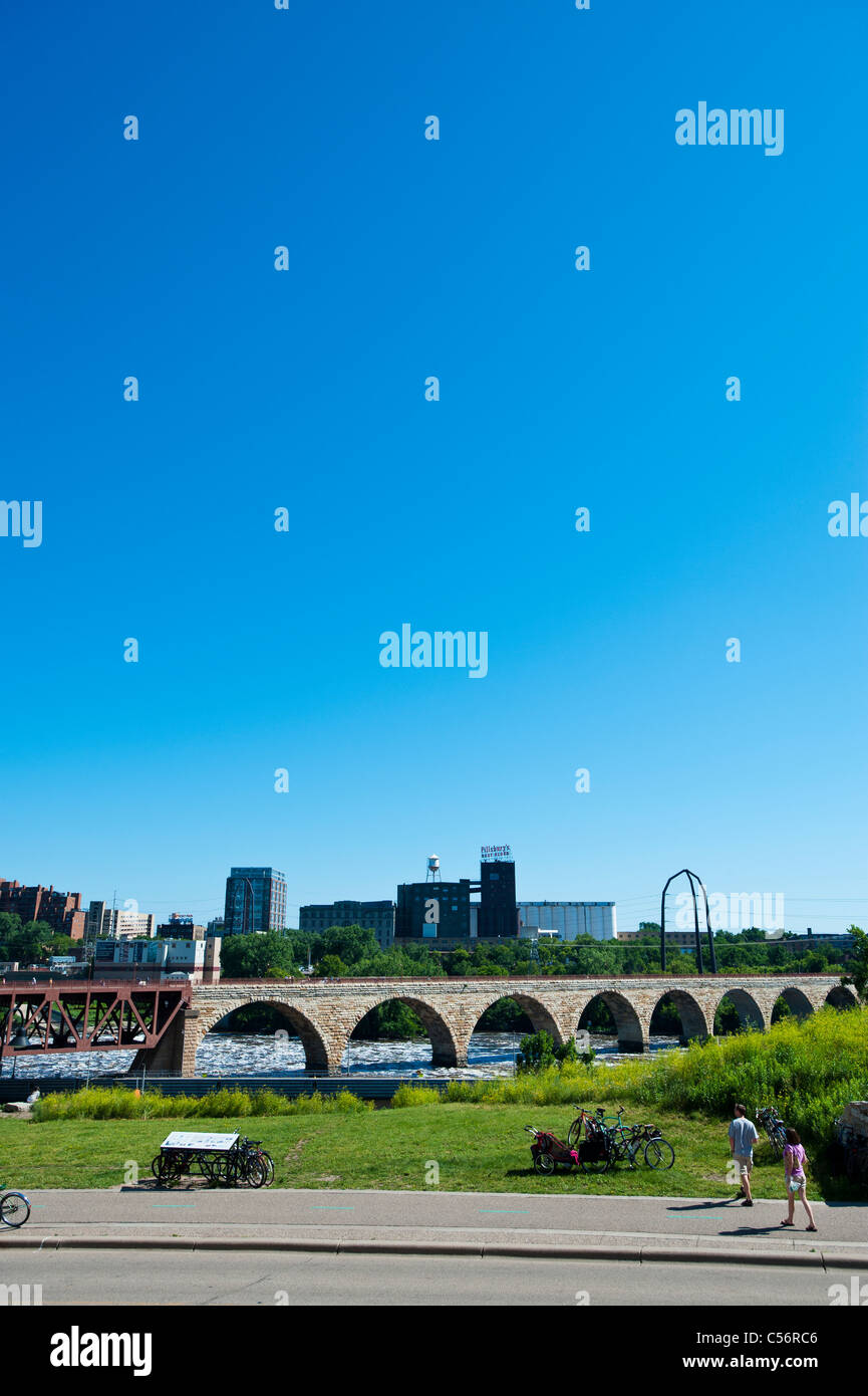 El puente de arco de piedra, Minneapolis, Minnesota Foto de stock