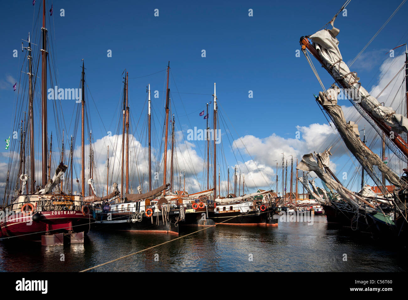 Los Países Bajos, Volendam, tradicionales barcos de vela en el puerto. Foto de stock