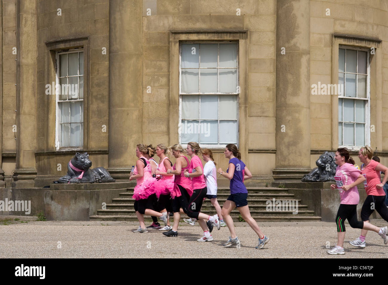 Carrera por la vida, las mujeres sólo 5k, evento de caridad del cáncer corredores pasan delante de Heaton Hall , Heaton Park, Manchester, Reino Unido Foto de stock