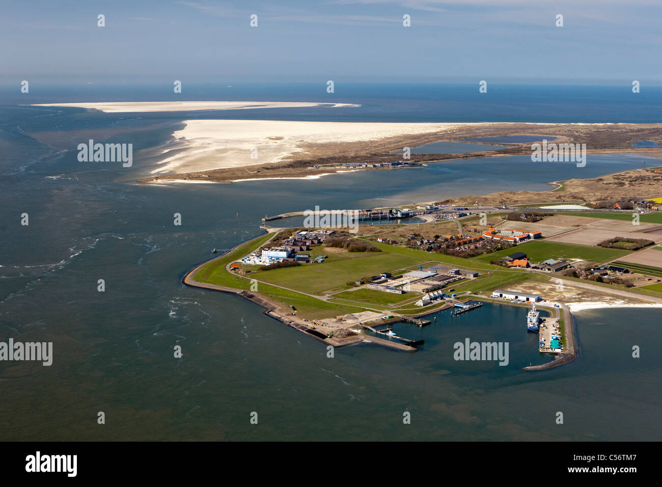 Los Países Bajos, el puerto y el poblado llamado Horntje llamado en la isla de Texel. Antena. Foto de stock