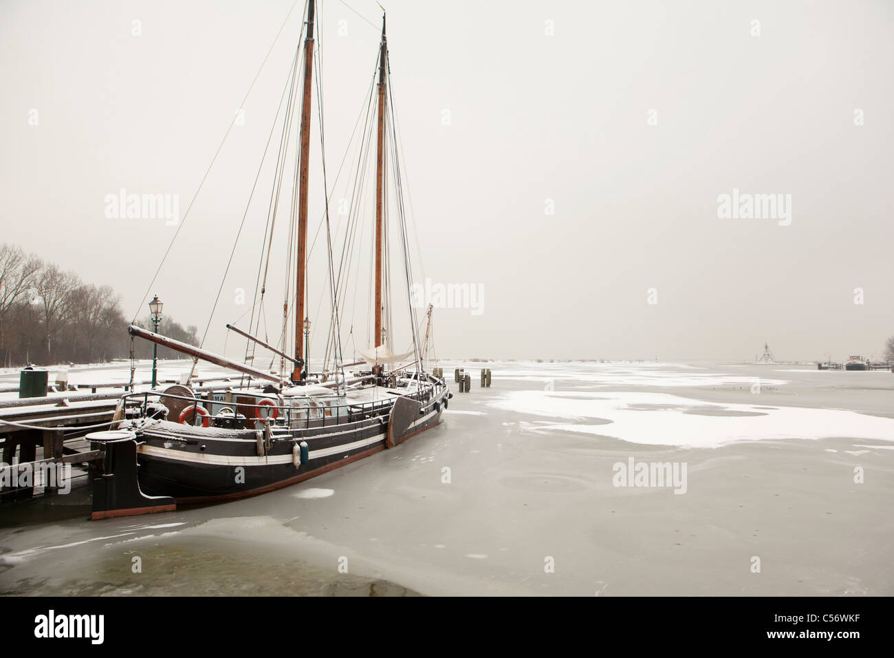 Los Países Bajos, Hoorn, puerto para barcos de vela tradicionales. En invierno, la nieve. Foto de stock