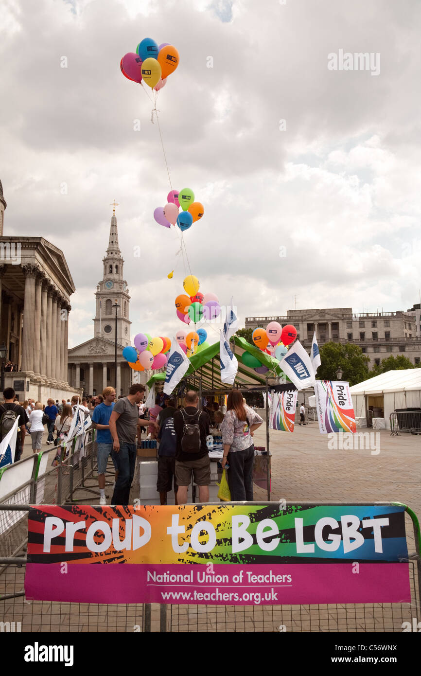 Sindicato nacional de docentes (NUT) y globos de calado en la marcha del Orgullo Gay, Trafalgar Square, Londres, Reino Unido Foto de stock