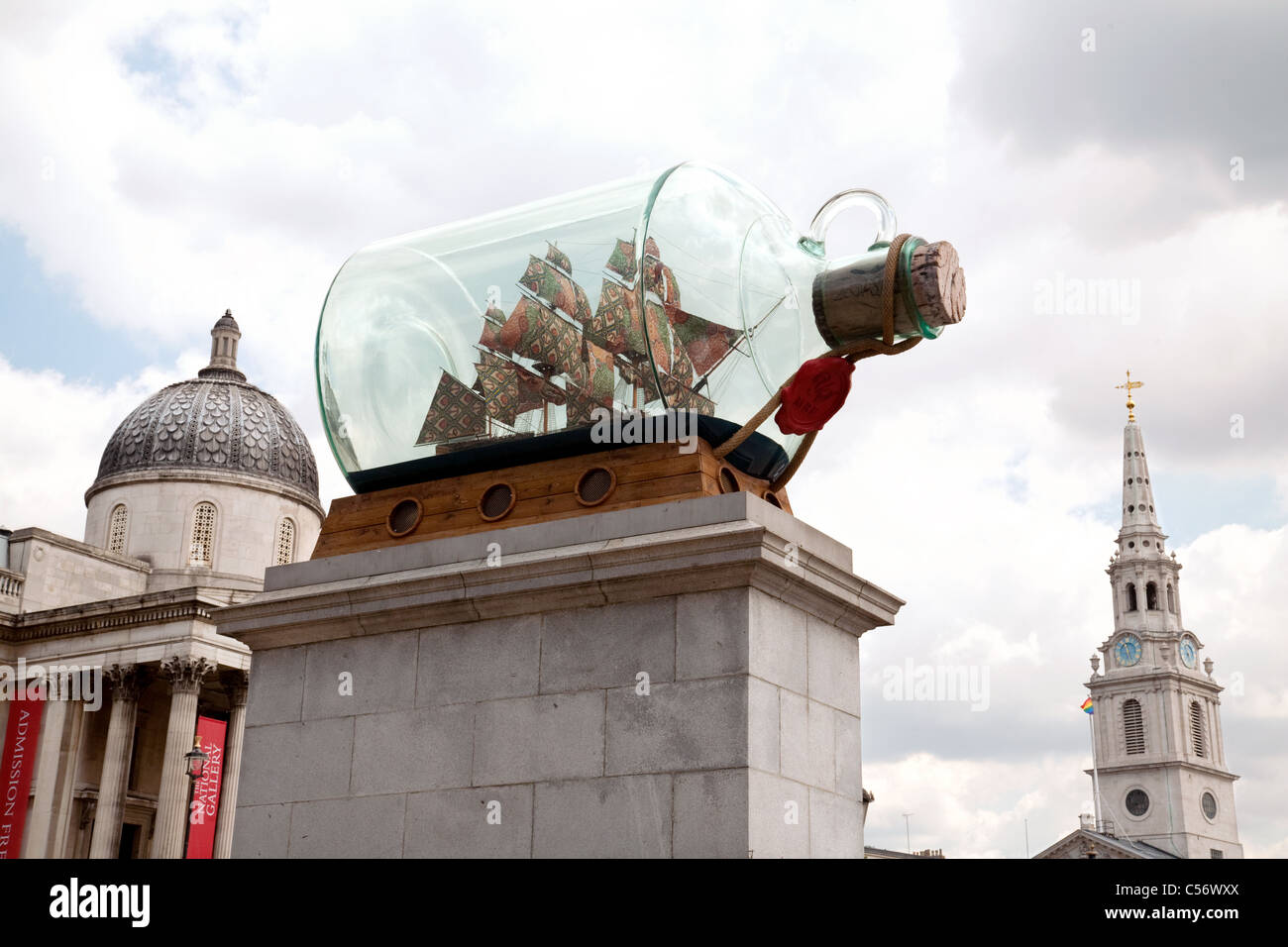 Un gran barco en una botella (insignia de Nelsons 'Victoria' por Yinka Shonibare) en el cuarto plinto, Trafalgar Square, Londres, Gran Bretaña. Foto de stock